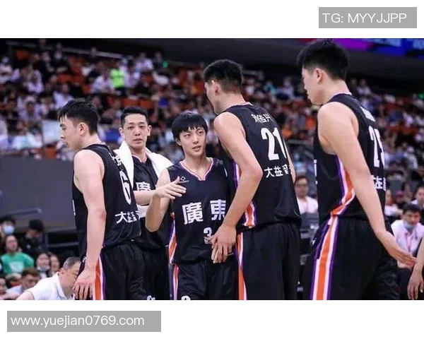 重庆篮球队在全国锦标赛积分榜上以74分稳居第一名展现强大实力